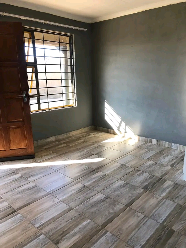En-suite bachelor room to rent at extension 4  in Protea Glen