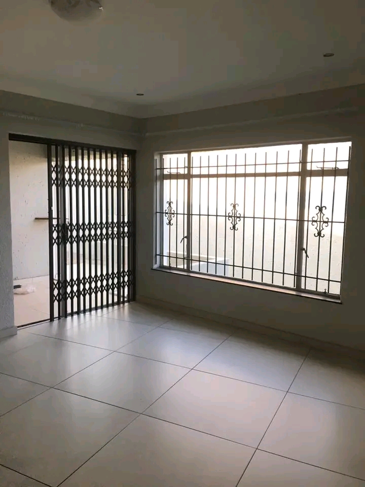 Beautiful modern 3 bed house for rent on a sh  in Elandspark