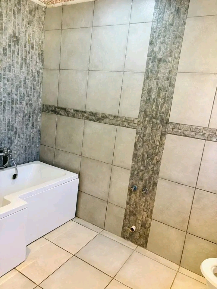 A 1 bedroom with toilet and bath tub🛁  ins  in Vosloorus