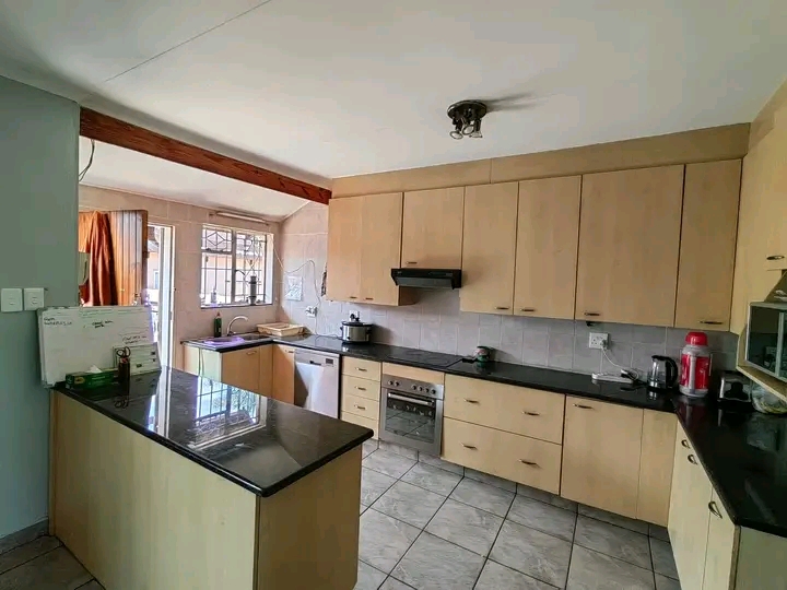 To rent 3 bedroom townhouse to rent kempton p  in Birchleigh