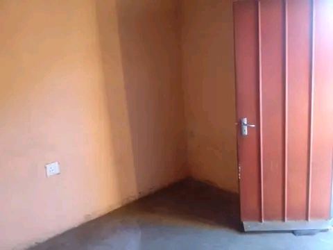 Room available at eliliba section amount of r  in Tembisa