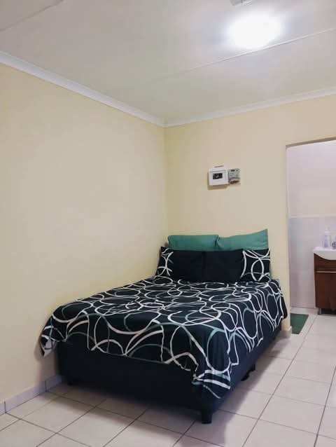 A bachelor ready for occupation 1st of march  in Riverside View