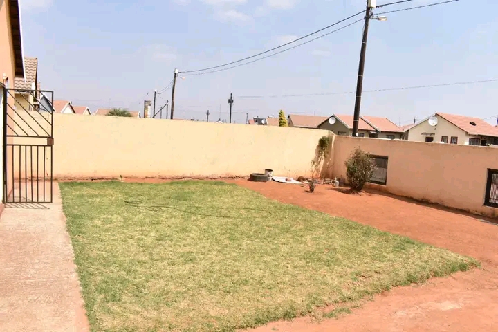 Cozy 2 bedroom house to rent in ext 29 for r4  in Protea Glen