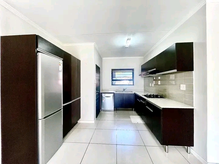 **3 bedroom 2 bath apartment for rent for r12  in Fourways