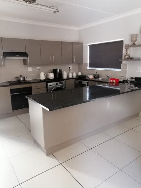 3 bedroom house with a swimming pool availabl  in Centurion