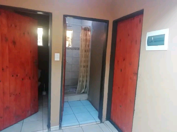 Room and garage available for rental availabl  in Protea Glen