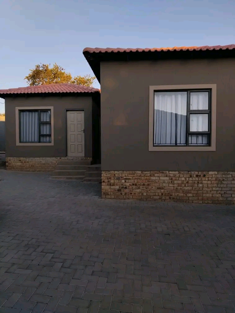 2 bedroom house available at ext 5
rent 5.4   in Cosmo City
