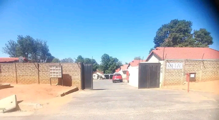 2 bedroom house for rental available in secur  in Kew