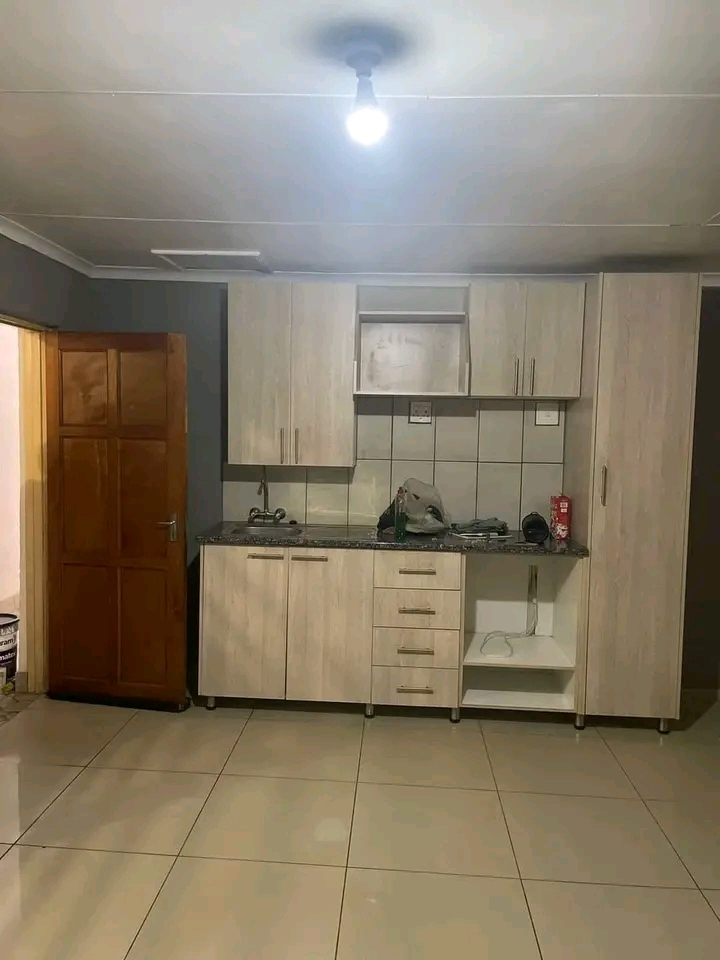 Fitted bachelor room available to rent immedi  in Vosloorus