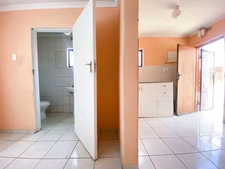 Beautiful 6 bachelor en-suite apartments avai  in Protea North