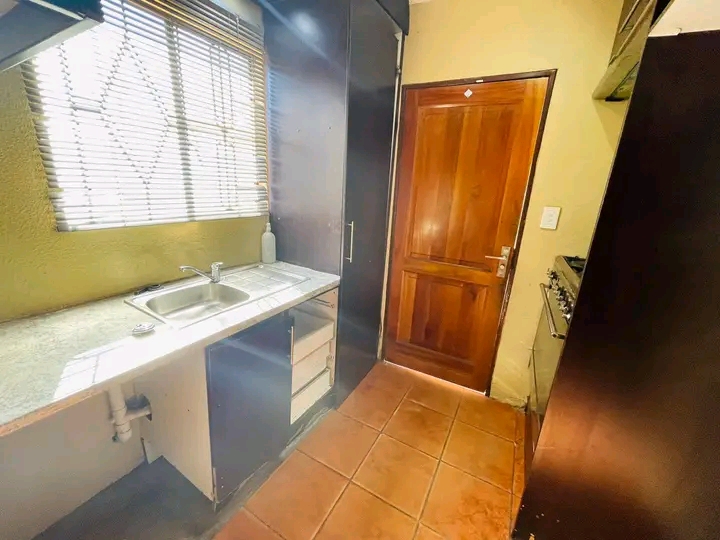 Free standing house consists of two fitted be  in Klipfontein
