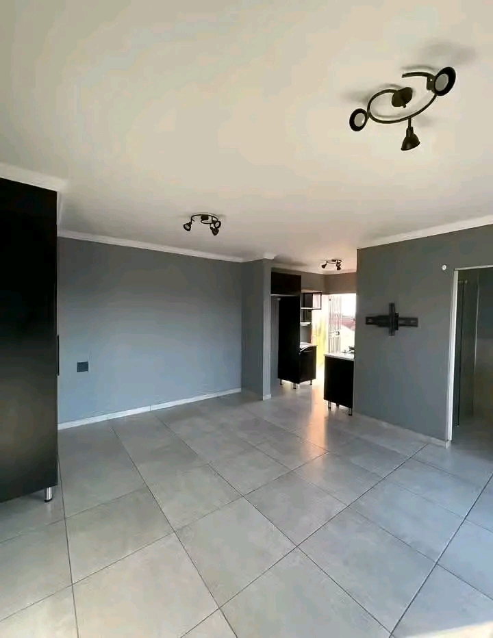Bachelor available 
near the mall 
r2500pm.  in Birch Acres