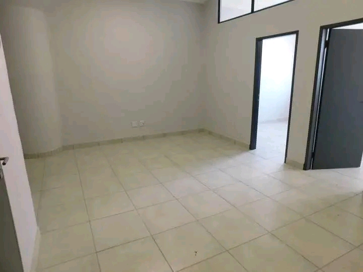 Room available for a lady at 275 main street   in Johannesburg