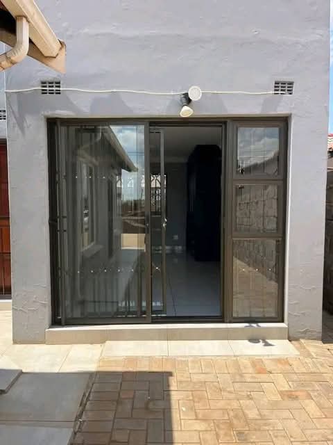 Spacious room to rent in c.e.5
r2,500 /pm |   in Vanderbijlpark
