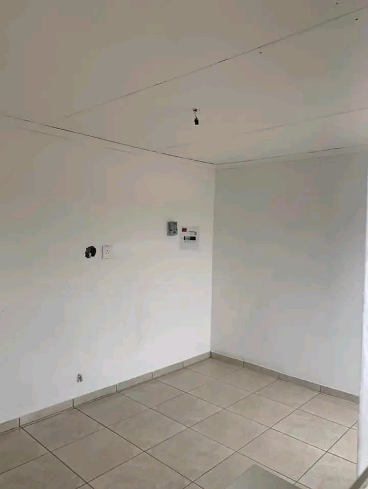 Bachelor units available in ext 31 from 1 aug  in Roodekop