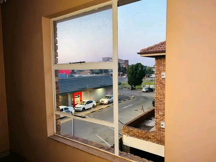 3 bedroom flat for sharing in cbd (the oaktre  in Kempton Park