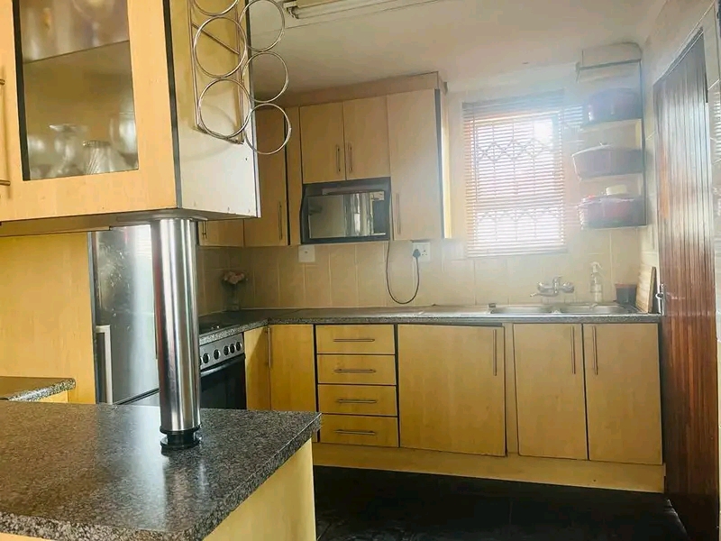 3 bed room house ext 16 r5000 pm
deposit req  in Protea Glen