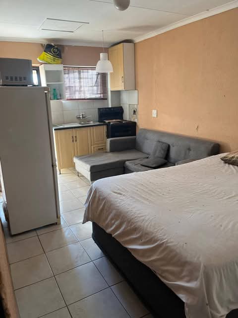 Spacious garage size bachelor to rent availab  in Spruitview