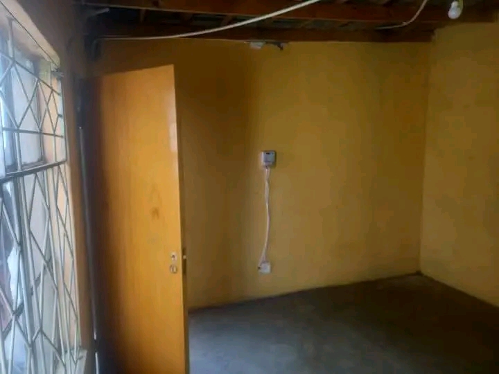 Room to rent available at sangweni

-not ti  in Tembisa