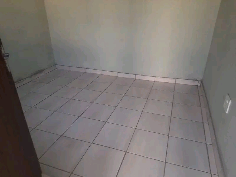 2 separetd  rooms  with tiles   rent  1 is r1  in Tembisa