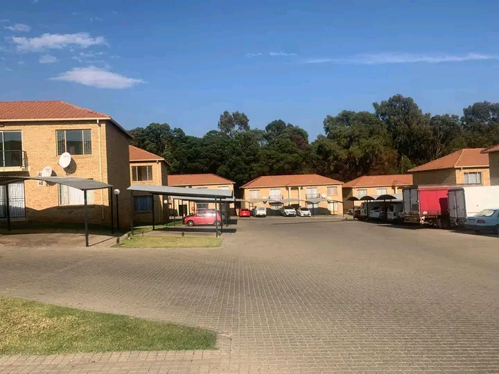 2 bedroom apartment to rent 
r5500 including  in Greenhills
