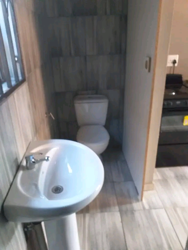 Bachelor cottage available end of july for r2  in Vosloorus