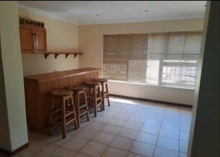 Spacious 4-bedroom home for rent – strubenv  in Roodepoort