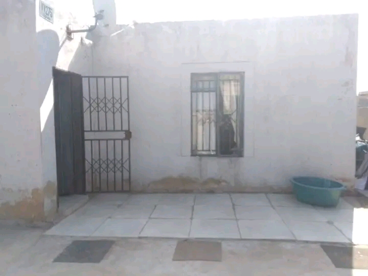 2 rooms to rent( ivory vv) r1000 parking avai  in Ivory Park