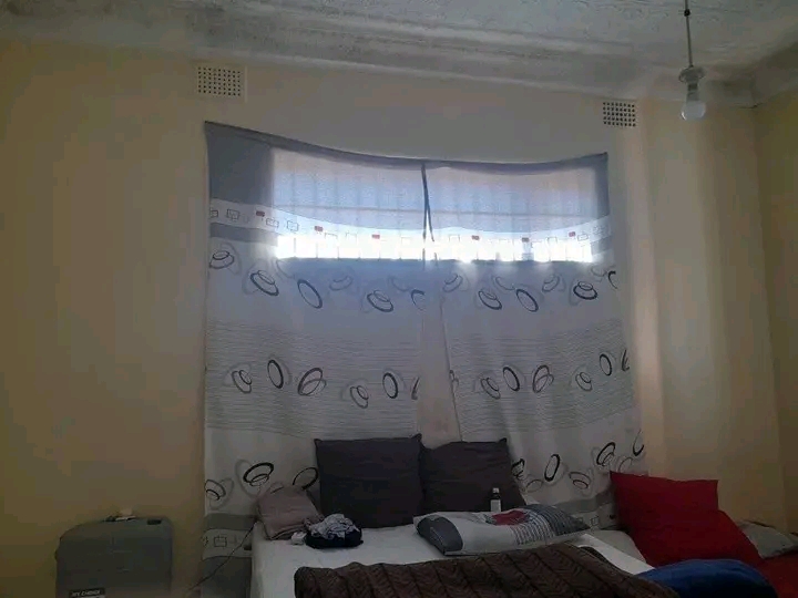 Inside room to let in oxford road johannesbur  in Kensington
