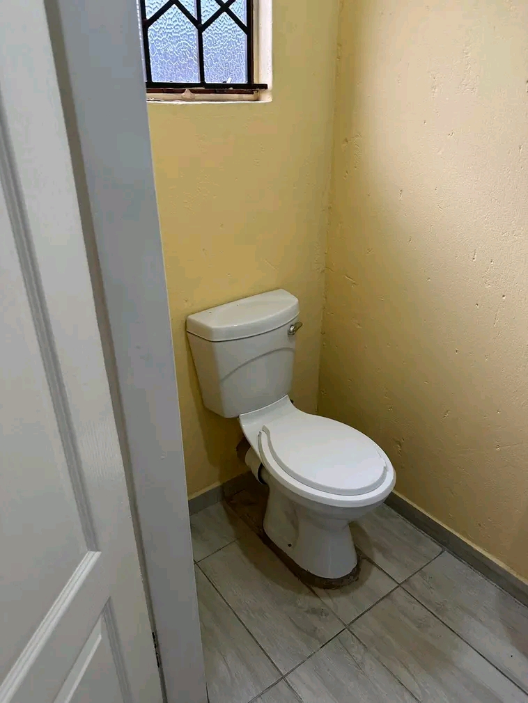 Grand batchelor rooms to rent
includes: kitc  in Tsakane