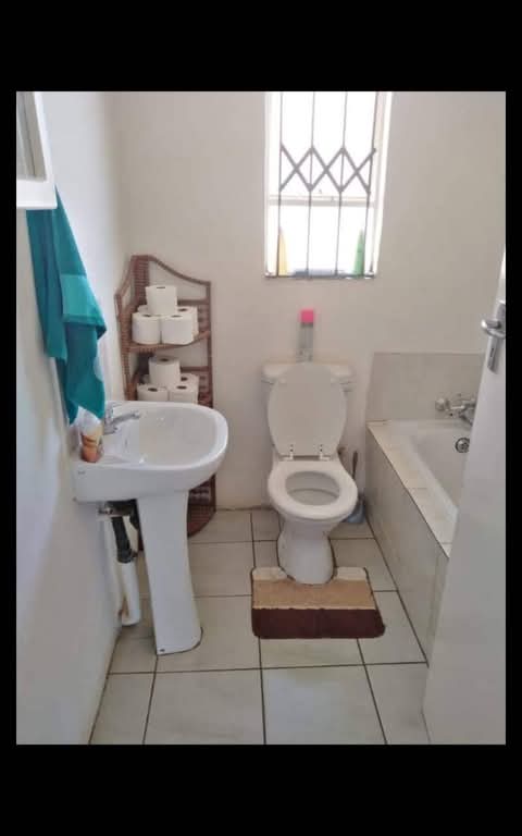 House available in phase 4 rent 4300..deposit  in Braamfischer