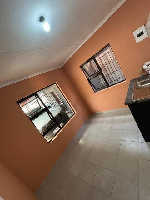 2 roomed bachelor accommodation toilet n show  in Leondale