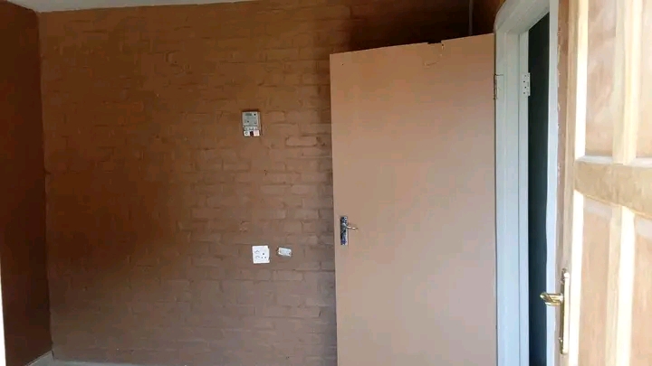 Small bachelor to rent available at thlamathl  in Tembisa