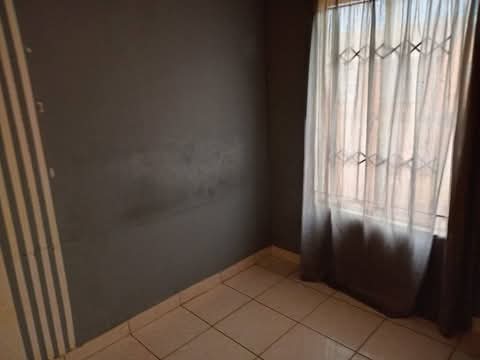 2 bedroom house
rent r3000
depositr3000 (ne  in Beverly Hills