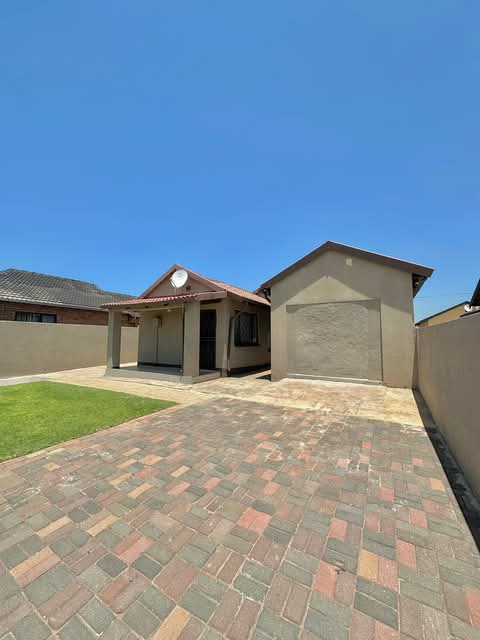 R1500. spacious room available in protea city  in Protea Glen