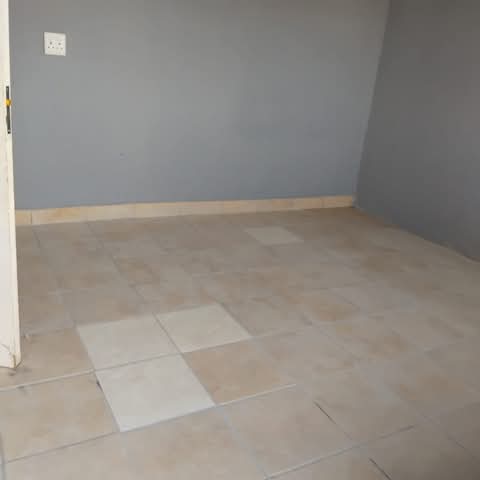 En-suite room to rent in ext. 8
bachelor roo  in Protea Glen