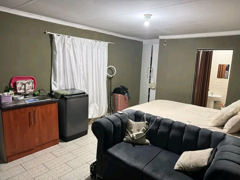 Room available to rent. it comes with wardrob  in Sky City