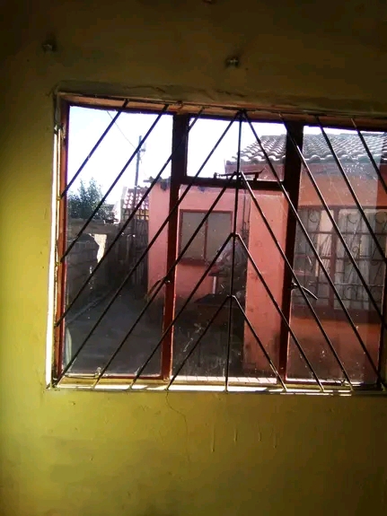 Two rooms with ajoining door to the other roo  in Vosloorus