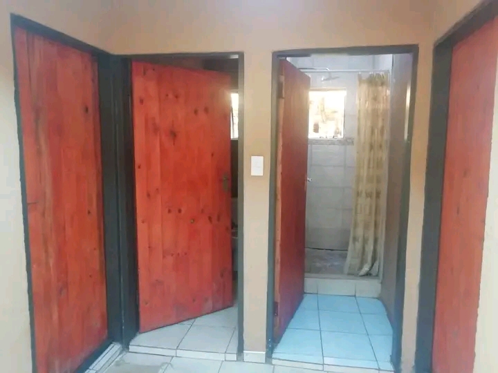 Room and garage available for rental availabl  in Protea Glen