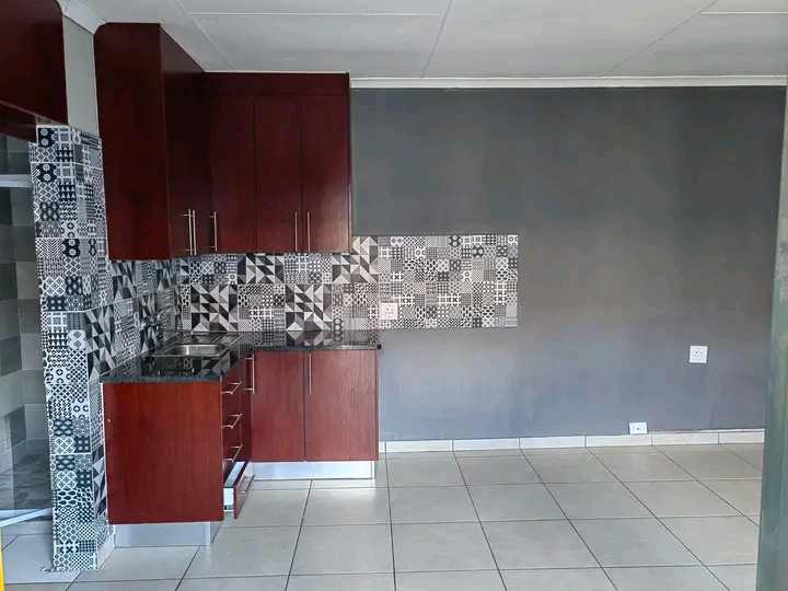Spacious bachelor unit empty & available imme  in Vosloorus