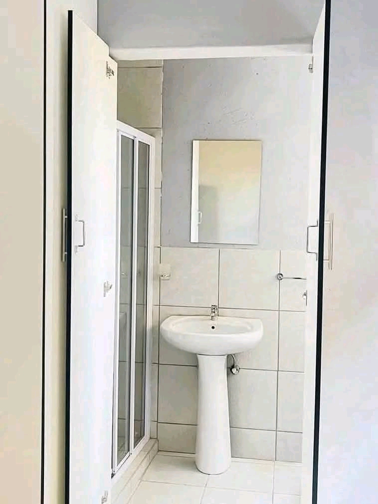 Bachelor unit available including water and e  in Midrand