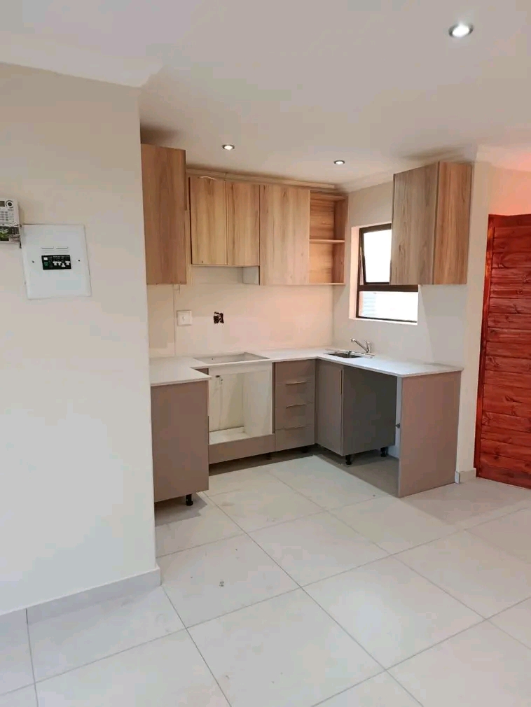 I am renting out a bachelor room in ext 78. t  in Clayville