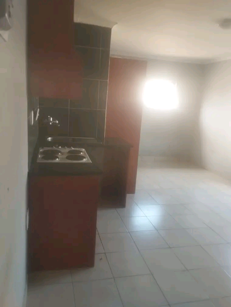 Cottage available 1 march  ext10 r3000 ,depos  in Cosmo City