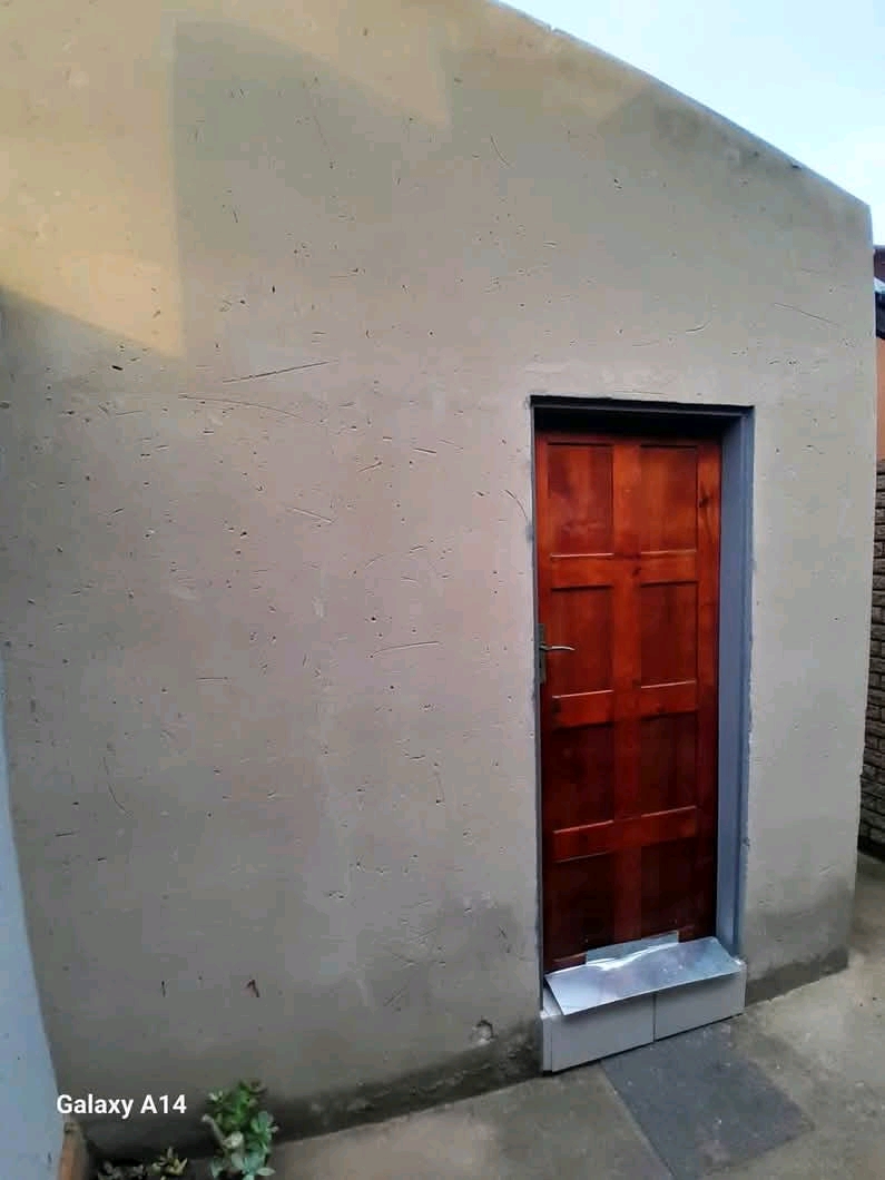 Garage room – r2,000 (no deposit)
spacious  in Zola