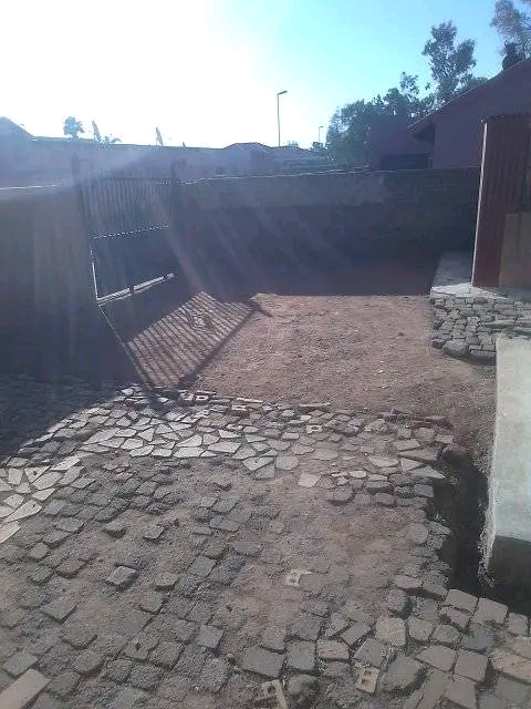 Garage size room available @hospital view sam  in Tembisa