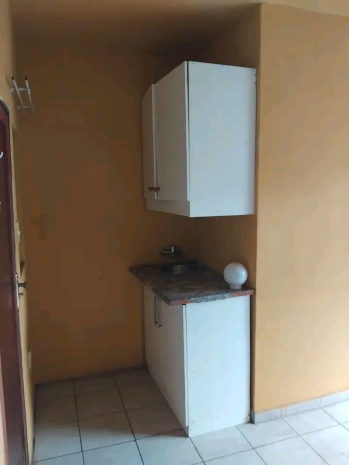 Bachelor for 3k deposit is 2k comes with buil  in Ebony Park