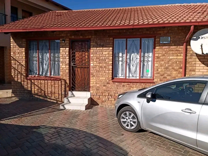 Beautiful 2 bedroom spacious apartment around  in Midrand