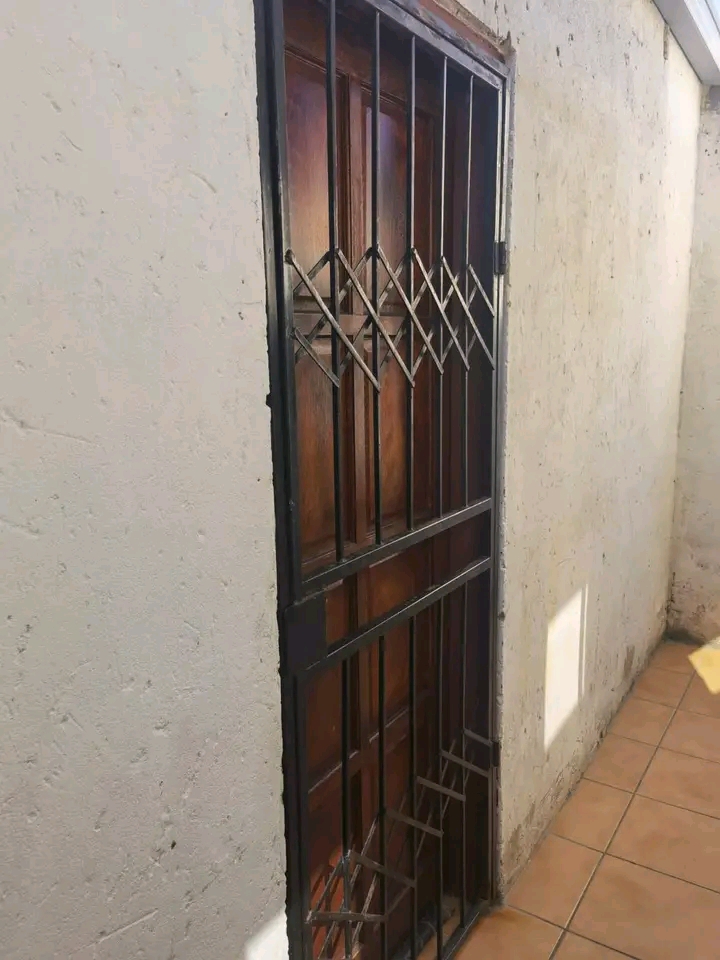 Room to rent in ext 8 for r2200, which includ  in Cosmo City