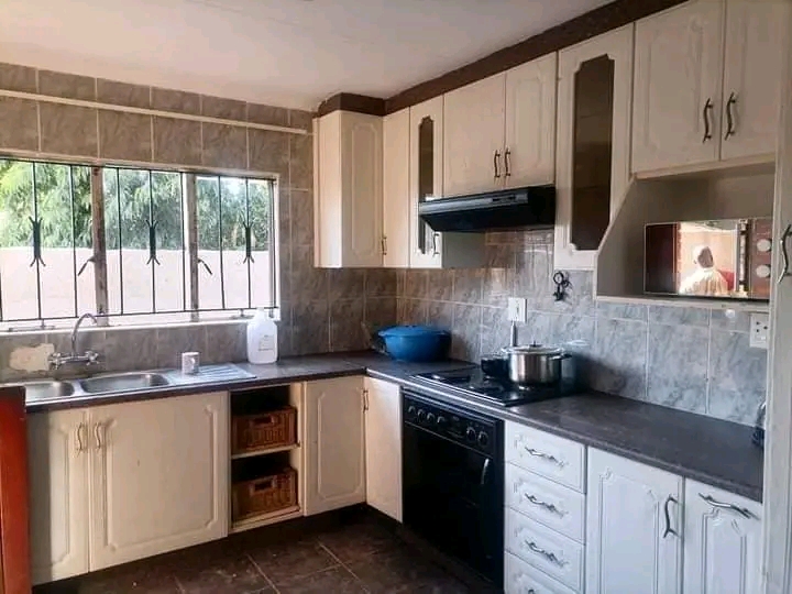 House available 
not far from spruitview lib  in Spruitview