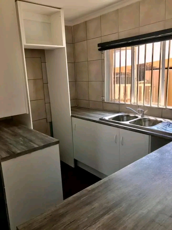 🏡beautiful & spacious cottage for rent in   in Roodepoort